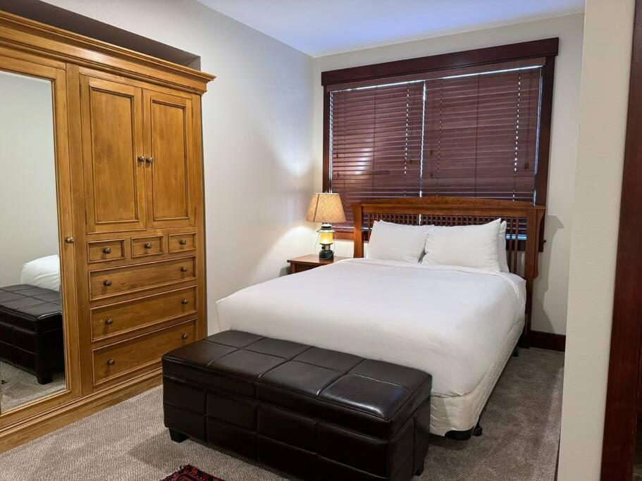 Hébergement de vacances Luxury Townhome W/ Views, Private Jacuzzi & Garage *