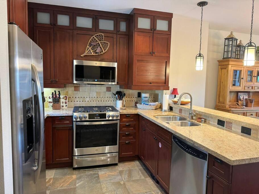 Luxury Townhome W/ Views, Private Jacuzzi & Garage *