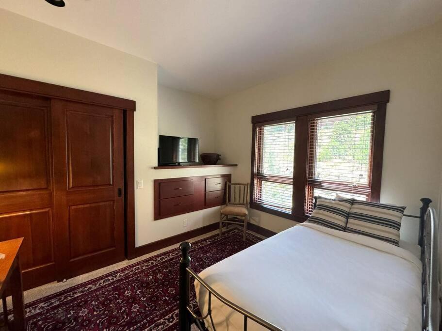 Luxury Townhome W/ Views, Private Jacuzzi & Garage Mammoth Lakes