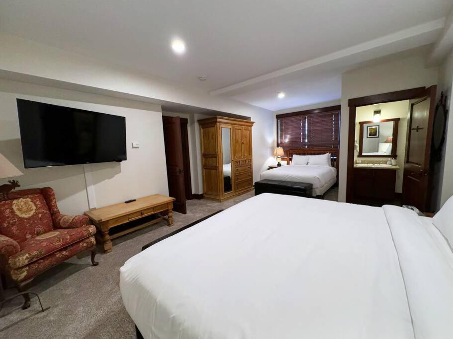 Luxury Townhome W/ Views, Private Jacuzzi & Garage