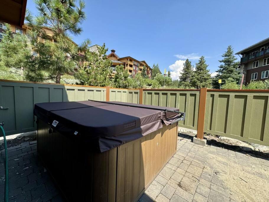 Luxury Townhome W/ Views, Private Jacuzzi & Garage *