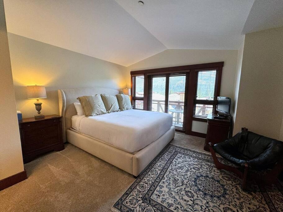 Luxury Townhome W/ Views, Private Jacuzzi & Garage Mammoth Lakes