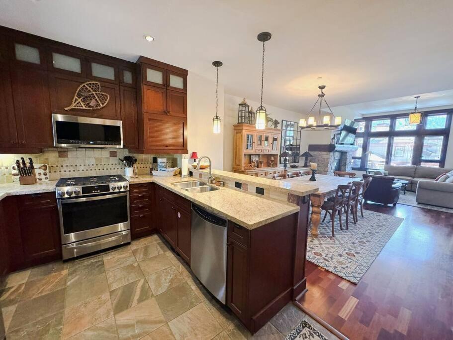 Hébergement de vacances Luxury Townhome W/ Views, Private Jacuzzi & Garage