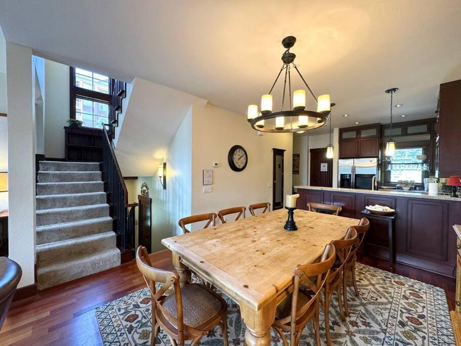Hébergement de vacances Luxury Townhome W/ Views, Private Jacuzzi & Garage