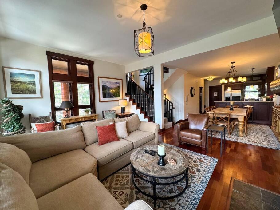 Luxury Townhome W/ Views, Private Jacuzzi & Garage *